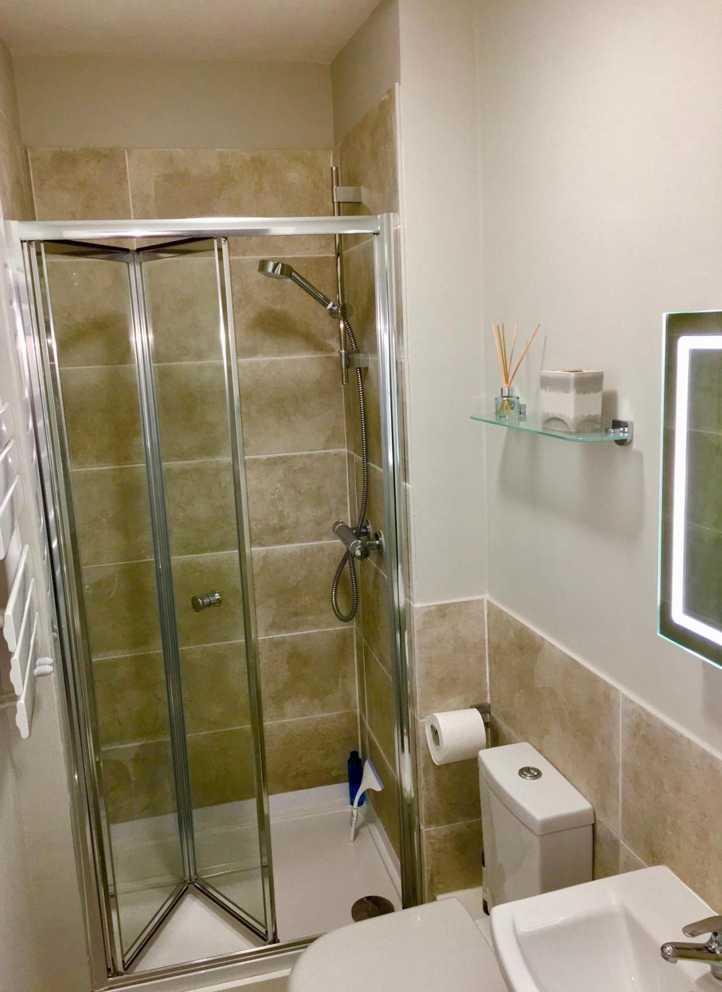 Luxury 2 Bed Apartment With Free Parking ลุดโลว์ ภายนอก รูปภาพ